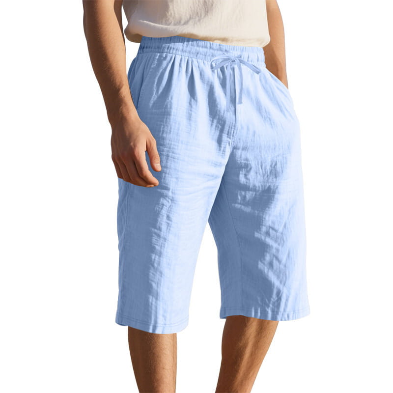 Short en lin décontracté bleu clair pour hommes avec une ceinture élastique et un cordon de serrage, pour un port confortable.