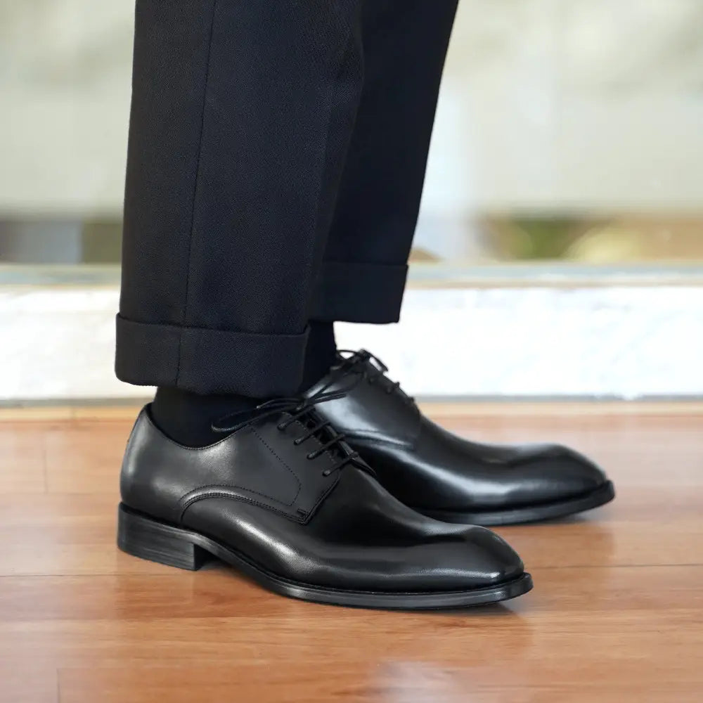 Herren-Oxfordschuhe mit eckiger Kappe aus beschichtet wirkendem Leder in Schwarz mit poliertem Finish und klassischem Schnürdesign.