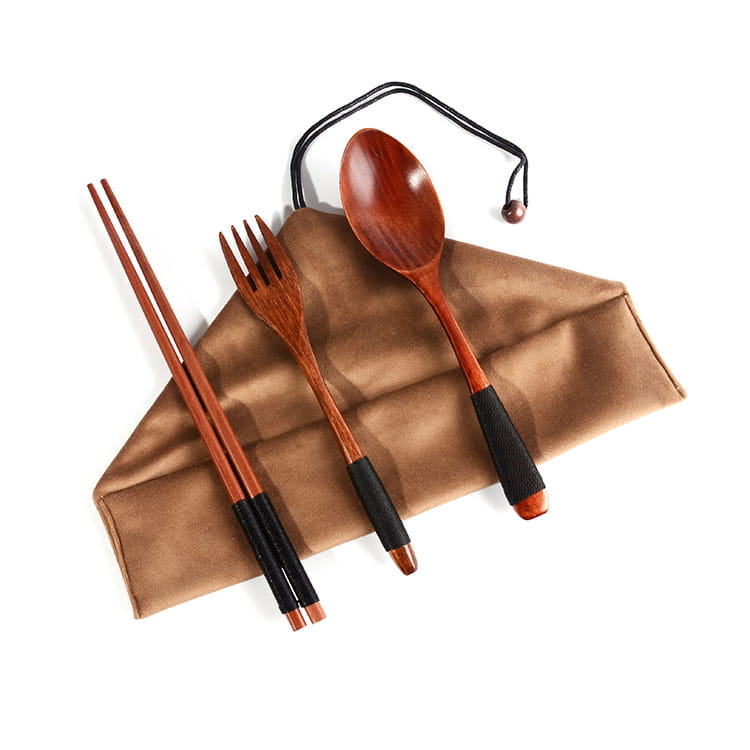 Ensemble de couverts en bois de 4 pièces, réutilisables pour les déplacements, avec des poignées noires et une pochette de transport en tissu marron.