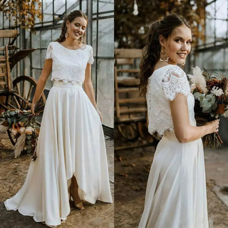Robe de mariée en dentelle blanche et satin à manches courtes, décolleté bijou, avec ourlet hauteur-faible et bordure délicatement ornée de perles à la taille.