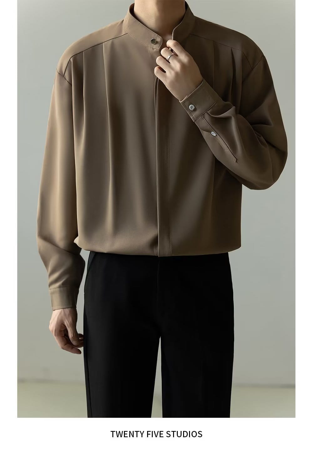 Chemise plissée pour homme à col montant beige élégante, à manches longues, avec col mandarin et plis discrets sur l’avant.