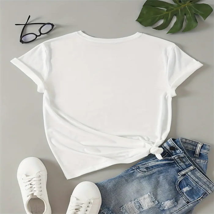 Camiseta estampada para tallas grandes con cuello tipo tripulación de algodón blanco, con mangas cortas y detalle trasero anudado, mostrada desde la parte trasera.
