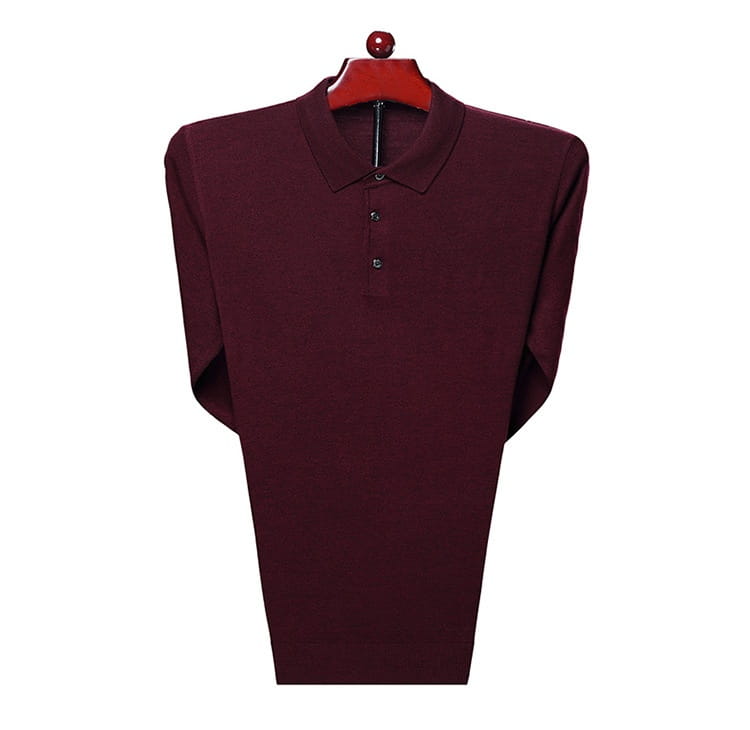Ein bordeauxrotes Wollstrick-Poloshirt für Herren mit langen Ärmeln, klassischem Kragen und drei schwarzen Knöpfen.