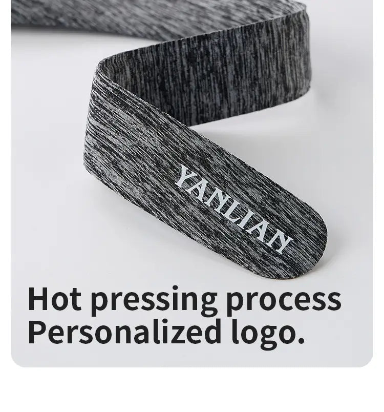 Gürtel aus grauem und schwarzem meliertem Stoff mit Yanlian-Logo in weißer Schrift auf einer 3D-Schlafmaske, atmungsaktive, konturierte Augenschattierung als Abdeckung