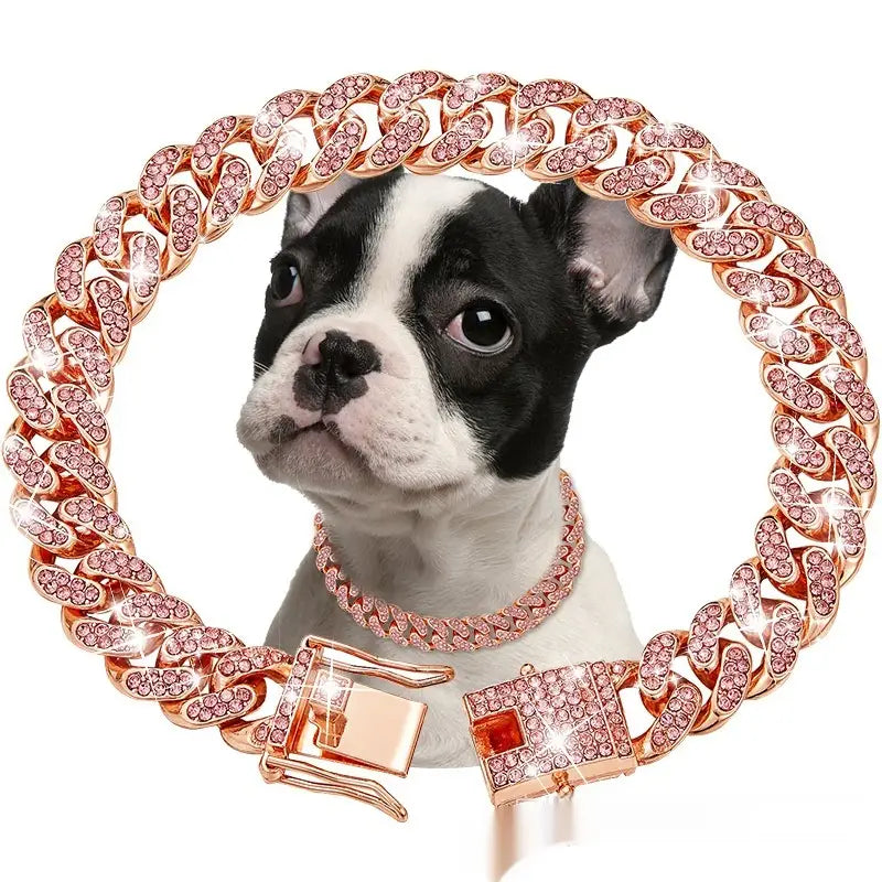 Collier pour chien en plaqué or rose, incrusté de diamants, avec une boucle assortie et un accent de pierre précieuse rouge, issu de la collection de colliers pour chien « Diamond Cuban Link ».