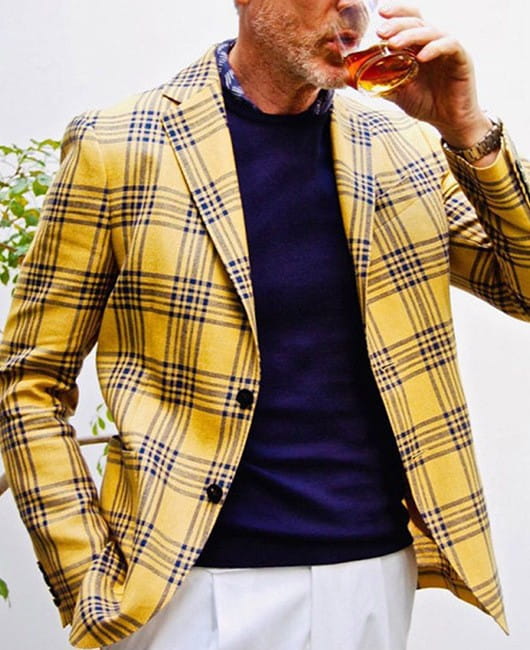 Veste de blazer à carreaux ajustée pour hommes, style business casual, d’un jaune éclatant, avec des lignes entrecroisées noires et bleu marine, réalisées dans un tissu souple et travaillé avec précision.