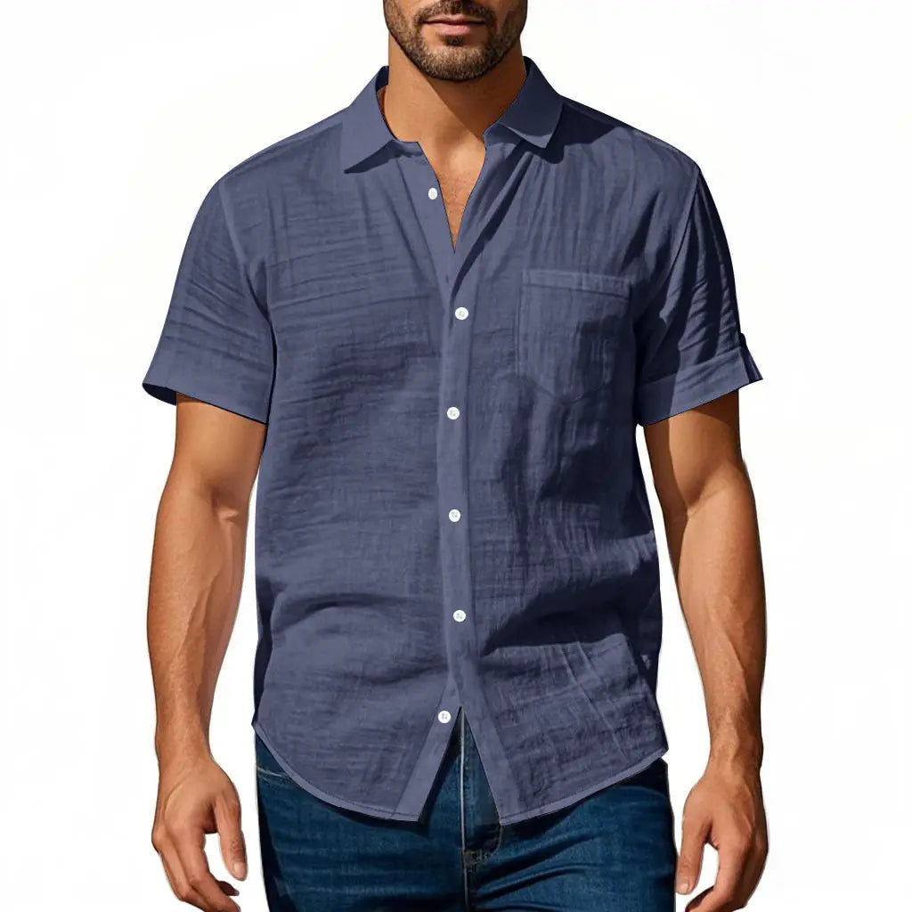 Herren-Leinenhemd mit kurzen Ärmeln in Navyblau, mit dezentem, strukturiertem Gewebe und weißen Knöpfen, legeres Button-down.