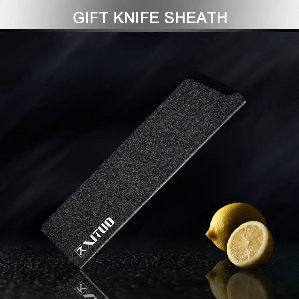 Funda de cuchillo texturizada negra con acabado mate sutil y marca xxituo blanca para cuchillo de chef de acero damasco de Damasco con mango de madera con resina azul.
