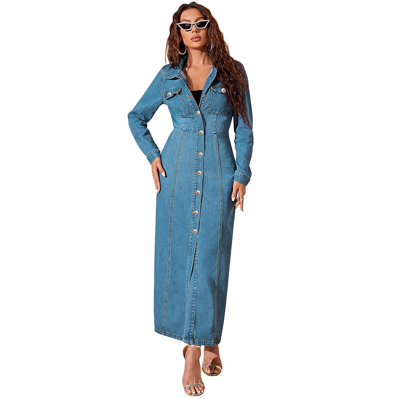 Ein langärmeliges Maxi-Cardigan-Kleid aus Denim mit Knopfleiste vorne aus mittelgewaschenem Denim mit Knopfleisten-Design und Kragen.