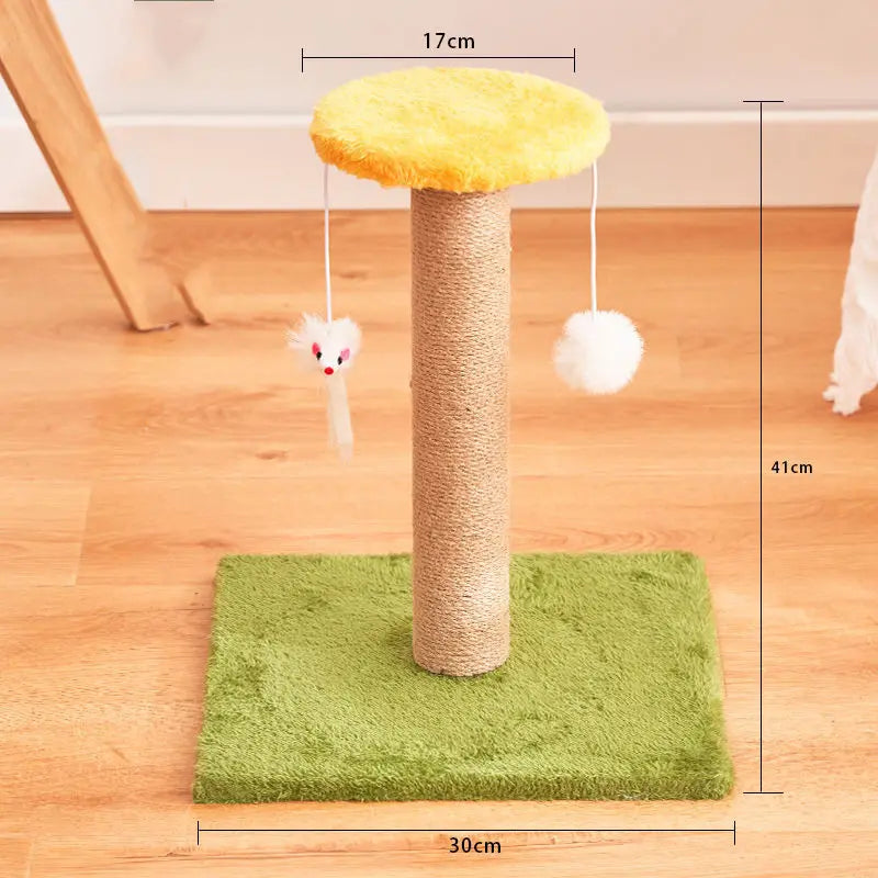 Gelber Plüsch-Katzenbaum mit einem mit Sisal umwickelten, langlebigen vertikalen Kratzpfosten, grüner Teppichbodenbasis sowie einer herabhängenden weißen Spielzeugmaus und einem Ball, die für das Kratzen und Spielen der Katze ausgelegt sind.