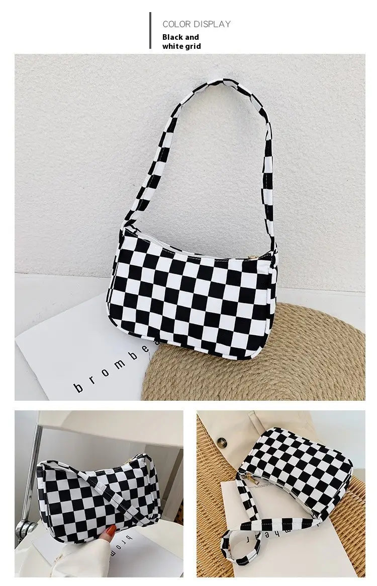 Sac sous-bras en nylon à carreaux noir et blanc, à la forme rectangulaire structurée, issue de la collection à imprimé léopard et à carreaux.
