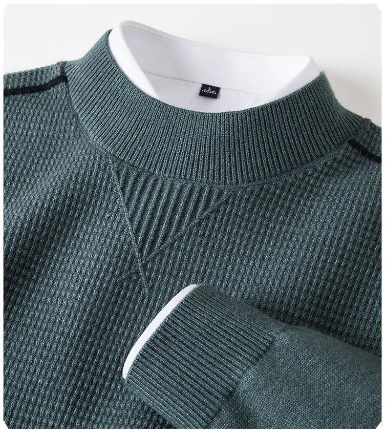 Herren-Pullover aus dunkelgrünem, geripptem Strick mit Stehkragen, mit kontrastierendem weißem Innenkragen und Bündchen.