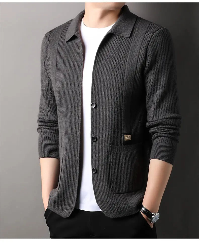 Dunkelgrauer Rippstrick-Cardigan-Mantel für Herren mit Kragen und vorderem Knopfverschluss.