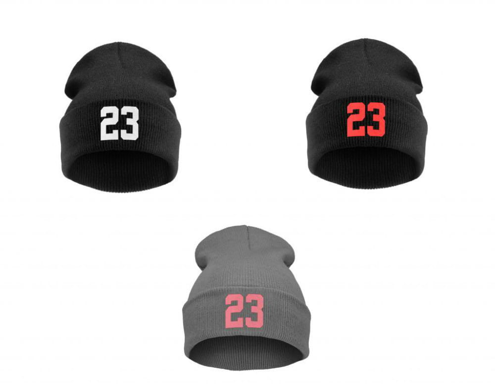 Bonnet en maille noire avec numéro 23 brodé en blanc, rouge ou rose sur le devant.