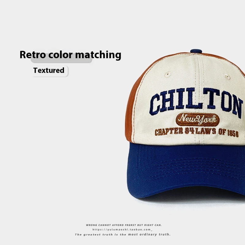 Casquette de baseball rétro à empiècements contrastés, chapeau de soleil, en tissu texturé crème, avec lettrage brodé bleu marine et brun indiquant « Chilton New York Chapter 64 Laws of 1850 ».