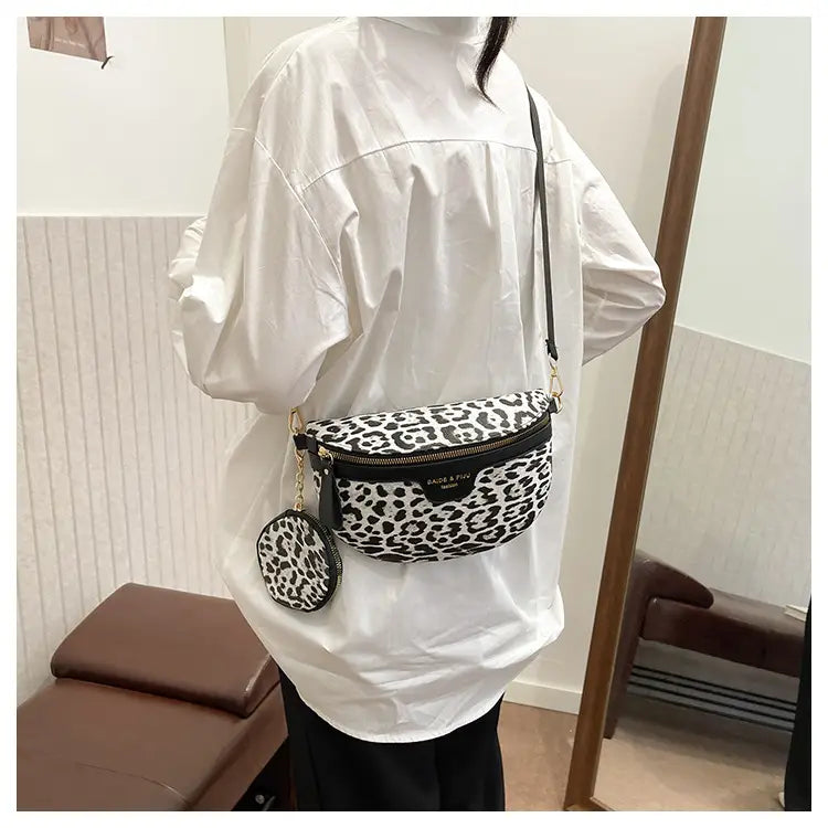 Sac banane à imprimé léopard noir et blanc avec bordure en cuir et pochette à monnaie circulaire assortie, pour un rangement élégant et pratique.