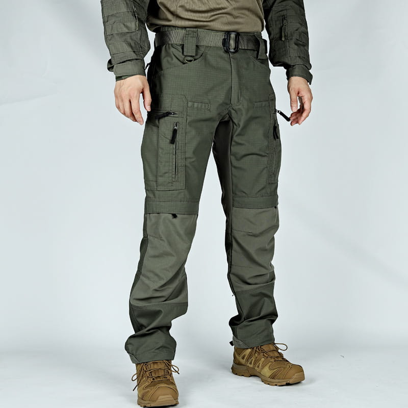 Pantalons tactiques P40 pour hommes de couleur vert olive, avec plusieurs poches cargo et panneaux de genoux renforcés, conçus pour un usage militaire et en extérieur.
