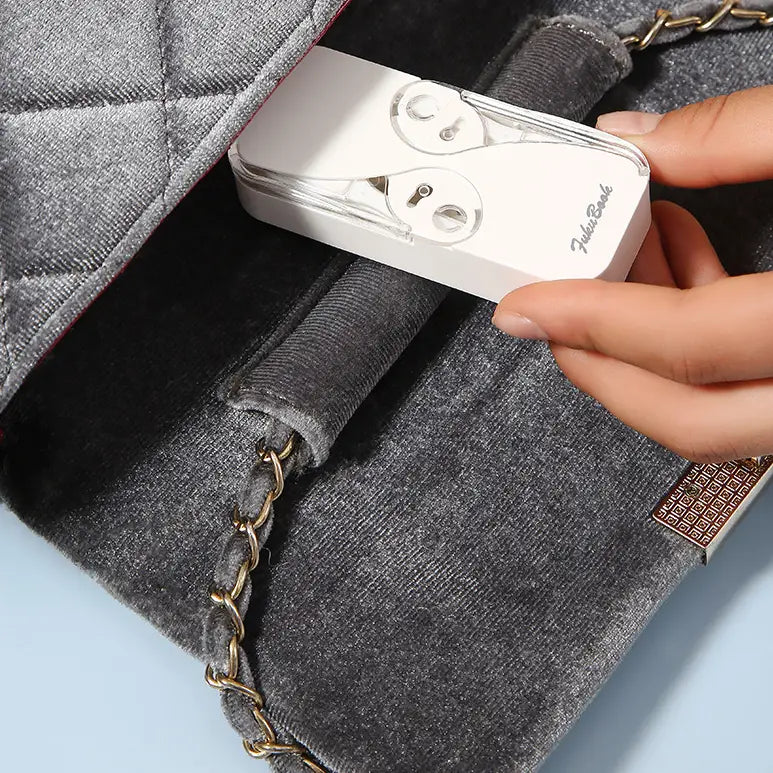boîte de rangement pour fil dentaire en plastique blanc, avec étui à ouverture automatique, dotée de deux ports de recharge circulaires visibles à travers un couvercle transparent