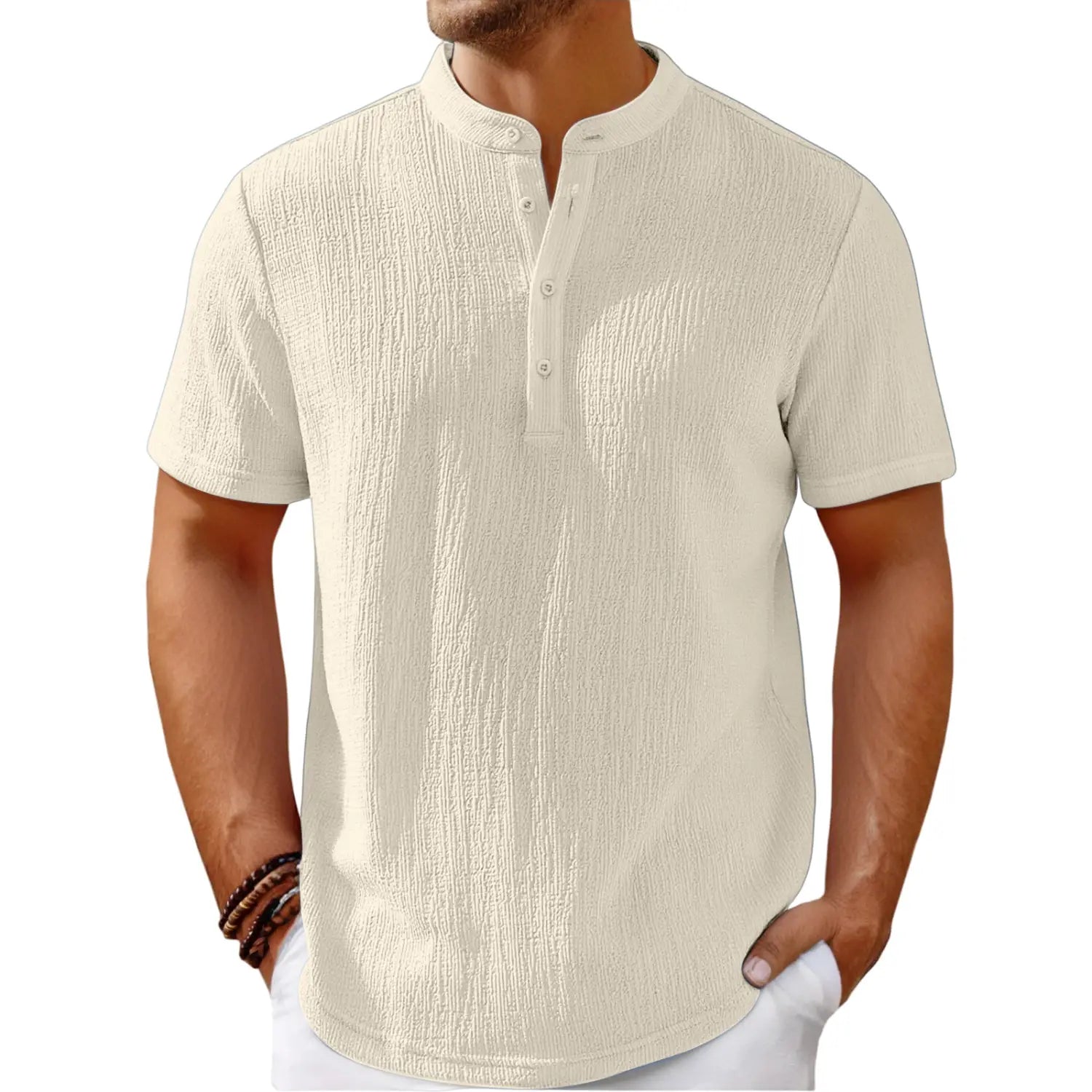 Chemise henley rétro en coton lin texturé pour hommes, couleur écrue, à manches courtes, tissu légèrement froissé et côtes verticales discrètes.