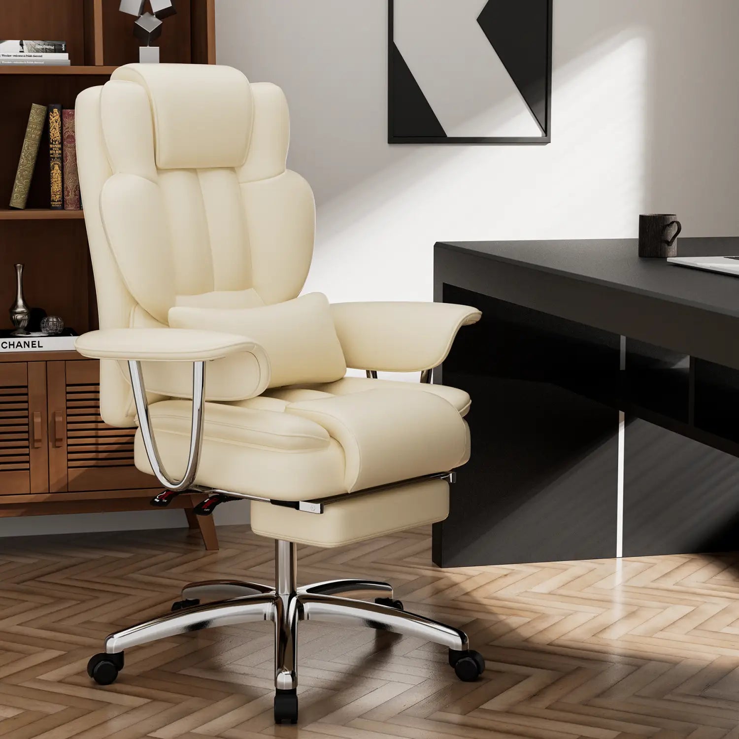 Chaise de bureau de direction en cuir de couleur crème, grande et haute, avec accoudoirs à dossier haut et repose-pieds intégré.