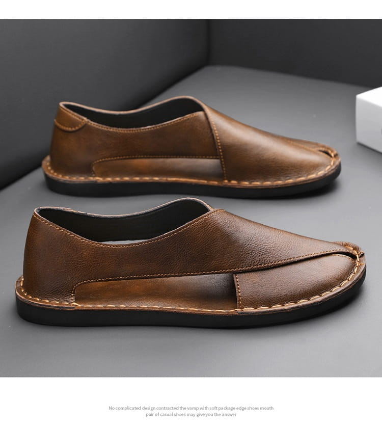 Herren-Braune Echtleder-Slip-on-Strandsandalen mit einfachem minimalistischen Design und sichtbarer Ziernaht entlang der Kanten.