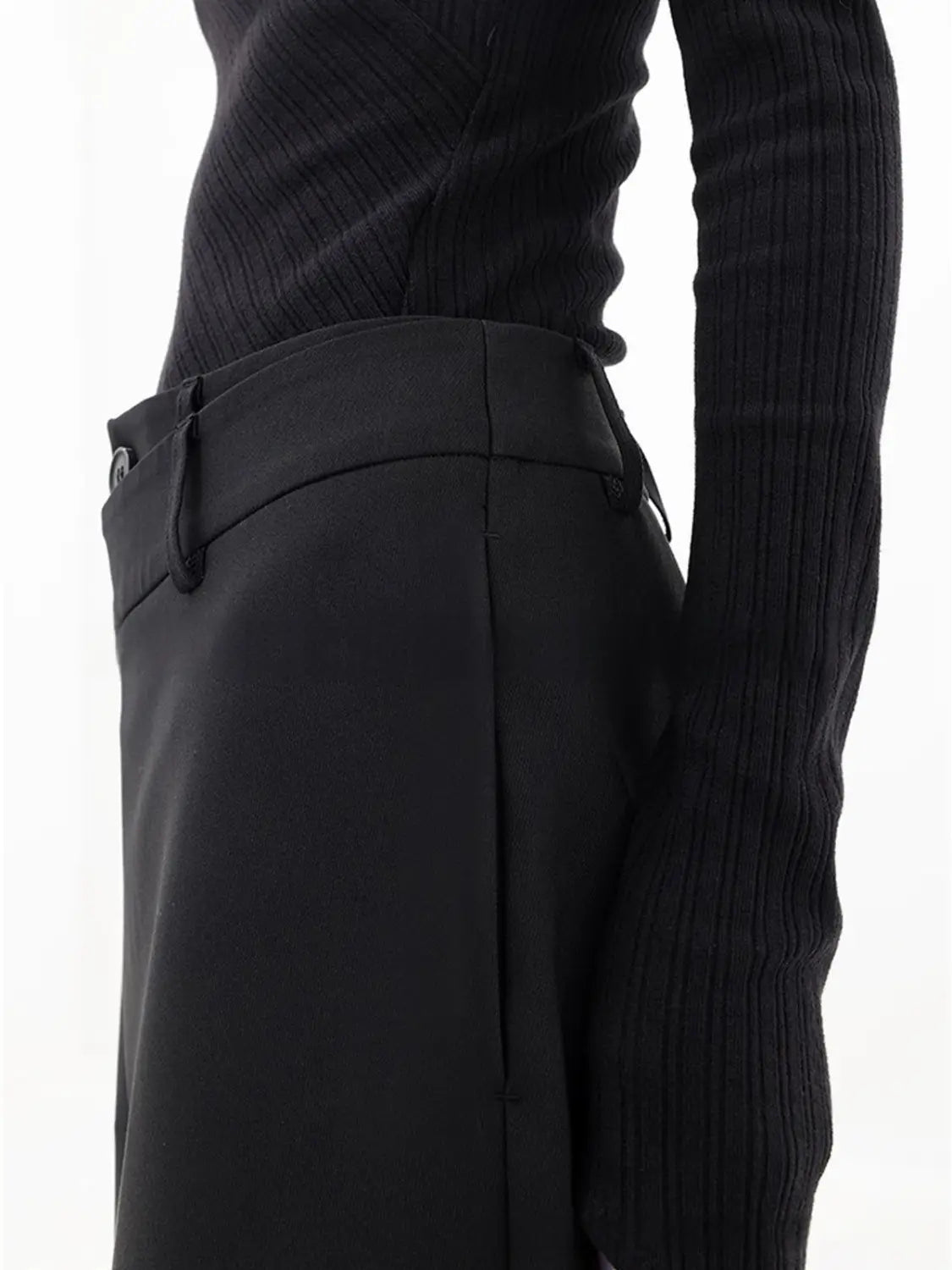 Schwarze hochtaillierte asymmetrische Weitbein-Hosen mit elegantem tailliertem Sitz und dezenten Falten vorne.