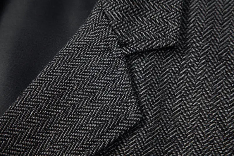 Chaleco de traje tipo sastre doble abotonado de espiga para hombre con cuello de abrigo de lana gris oscuro de textura sutil y patrón clásico.