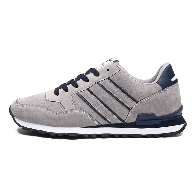 Baskets de mode athlétiques en daim pour hommes en daim gris, avec des touches de bleu marine et des lacets noirs, disponibles du pointure 39 à 44.