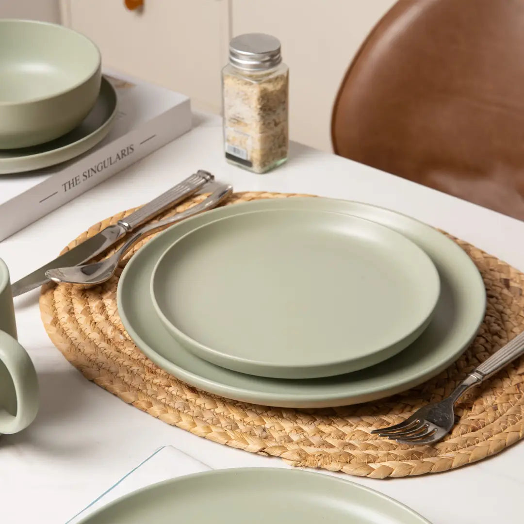 ensemble de vaisselle en grès cérame vert sauge, assiettes, finition mate, inclus dans un lot de 12 pièces, pour trois personnes.