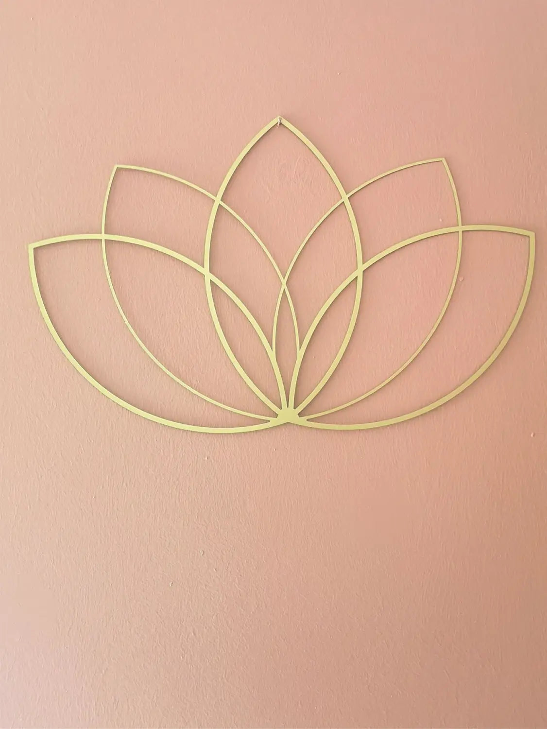 Die goldene Lotusblumen-Metall-Wandkunst zeigt zarte goldgetönte, schlanke, ineinander verflochtene Blütenblätter für moderne Zen-Dekoration.
