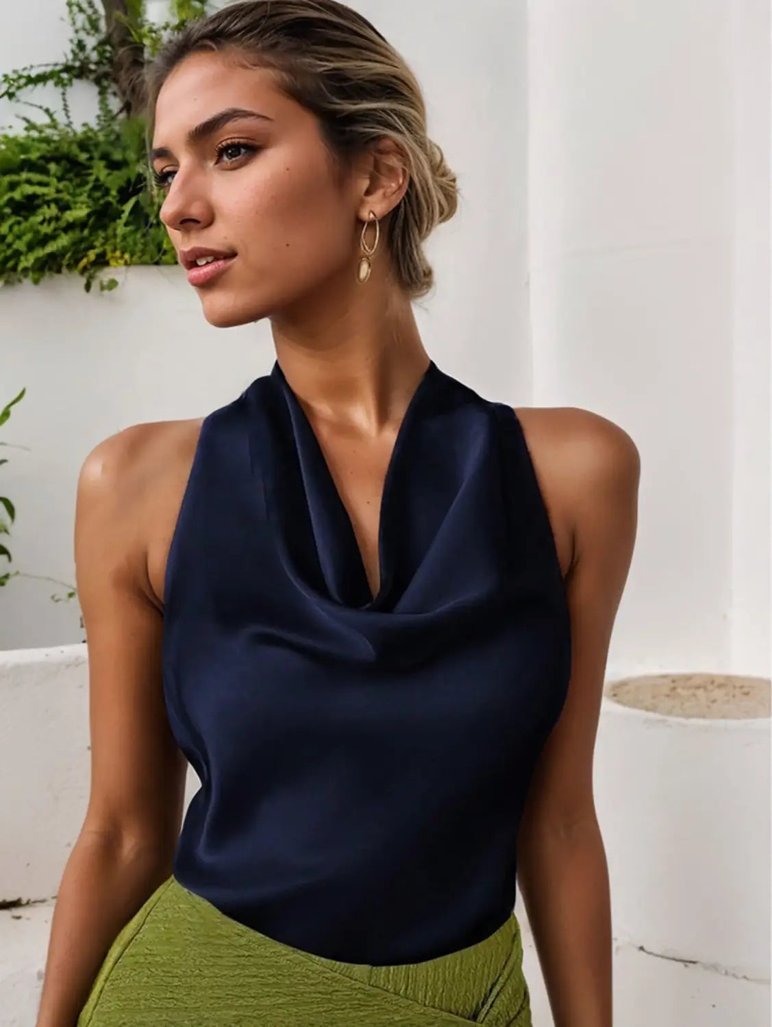 Blaues Satins-Cowl-Neck-Haltertop mit drapiertem Ausschnitt für elegante Abendgarderobe.