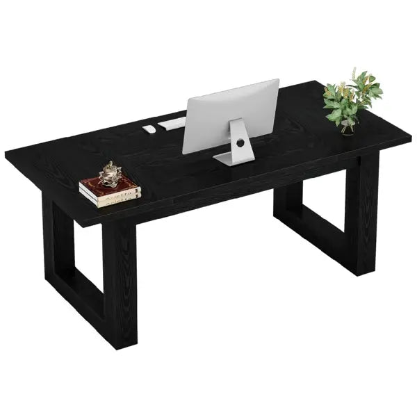 Schreibtisch aus schwarzem Holz mit robusten rechteckigen Beinen und einem eleganten minimalistischen Design, geeignet für eine moderne Arbeitsstation.