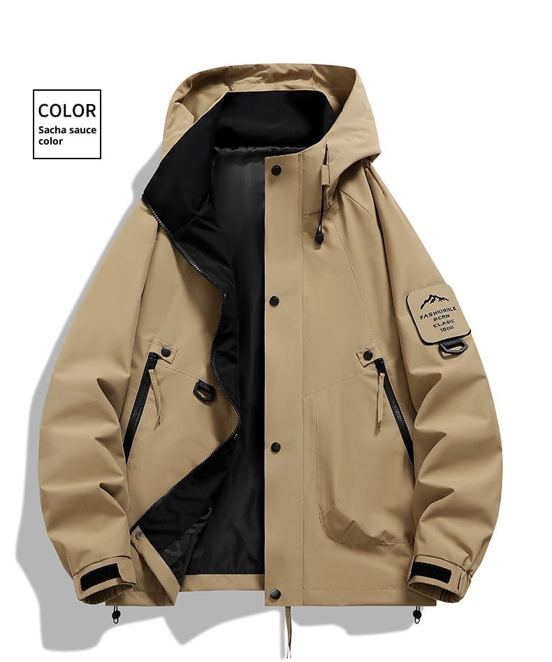 Veste utilitaire à capuche moderne imperméable et coupe-vent pour homme, style tactique, beige, avec doublure intérieure noire et détails de fermeture éclair.