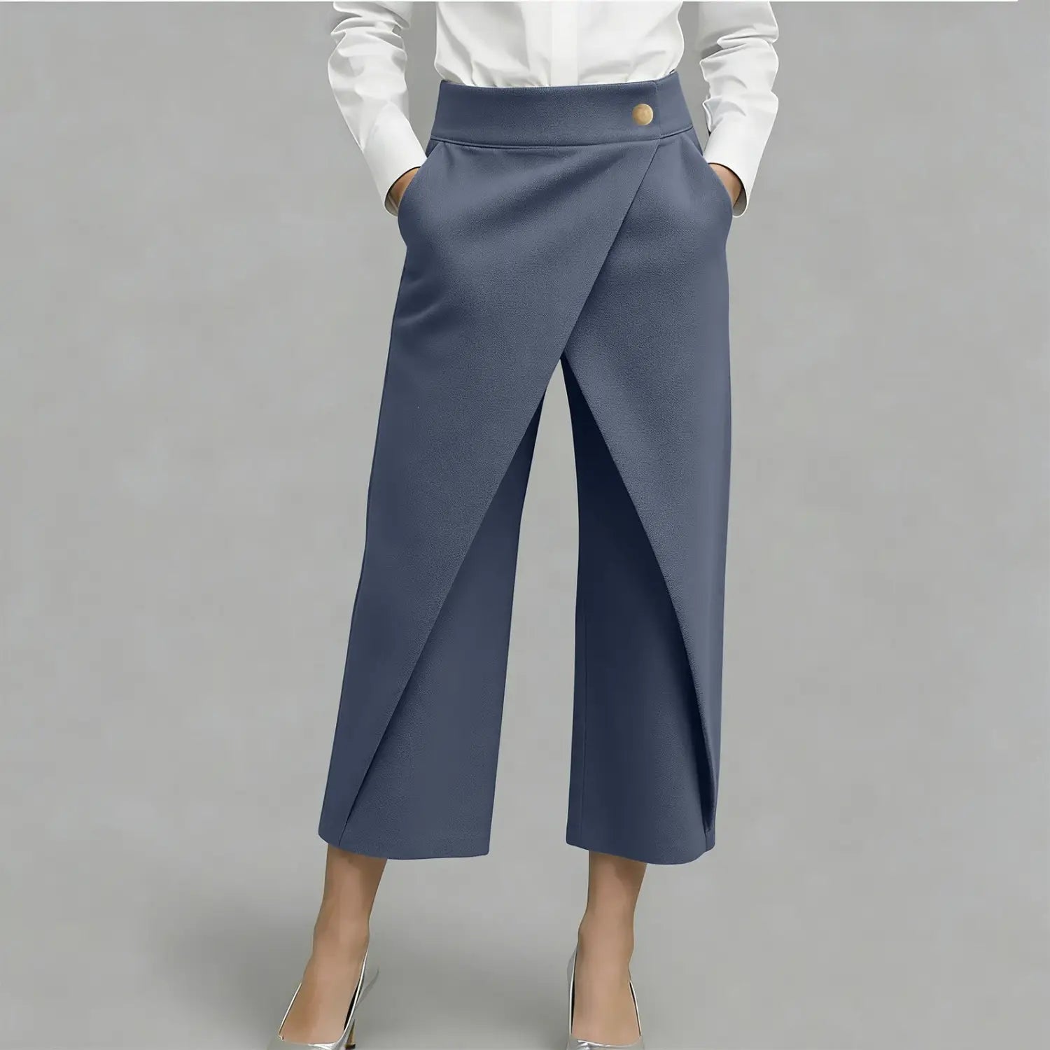 blaue High-Waist-Wide-Leg-Hosen mit drapiertem Vorderteil und goldfarbenem Knopf am Bund.