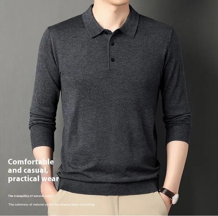 Dunkelgraues, strukturiertes Wollstrick-Poloshirt für Herren mit klassischem Kragen und dreiknöpfiger Leiste mit langen Ärmeln.