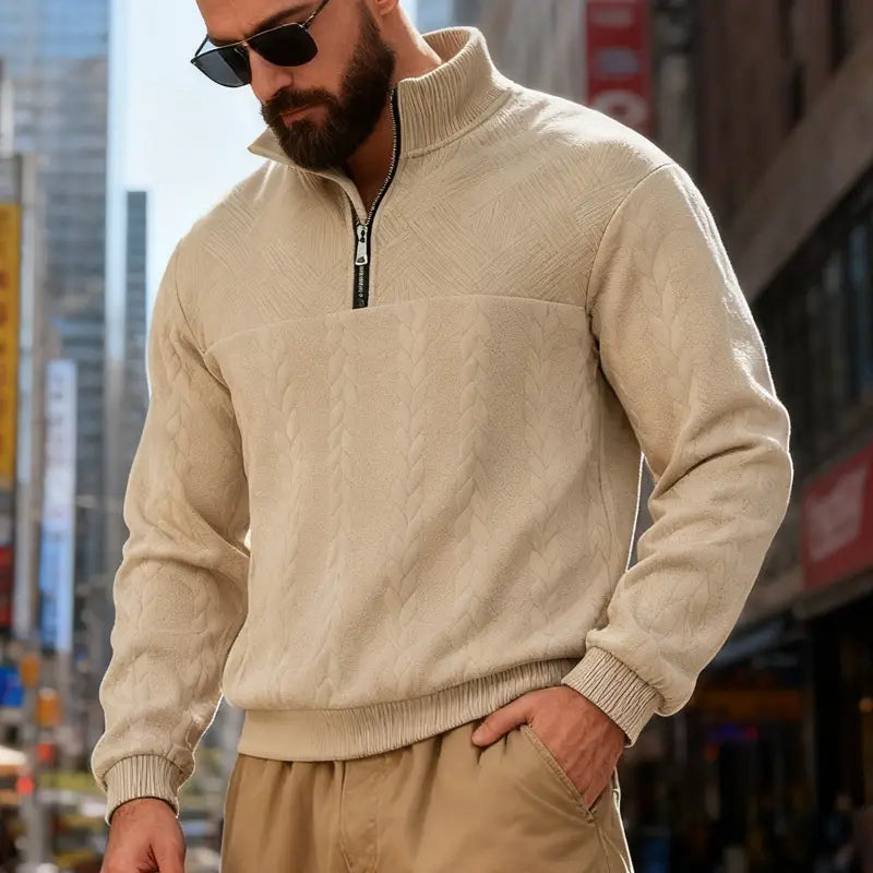 Veste de sweat-shirt pour homme en maille torsadée à demi-fermeture éclair de couleur beige, avec poignets et bas côtelés, fabriquée en maille torsadée.
