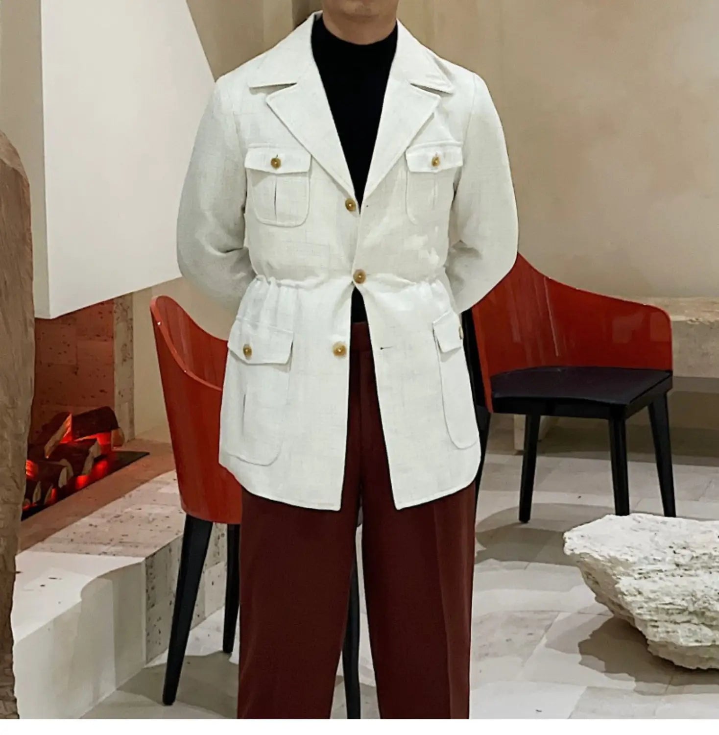 Veste de blazer ceinturée ajustée slim fit pour homme en blanc, avec boutons ton sur ton dorés et poches à rabat.