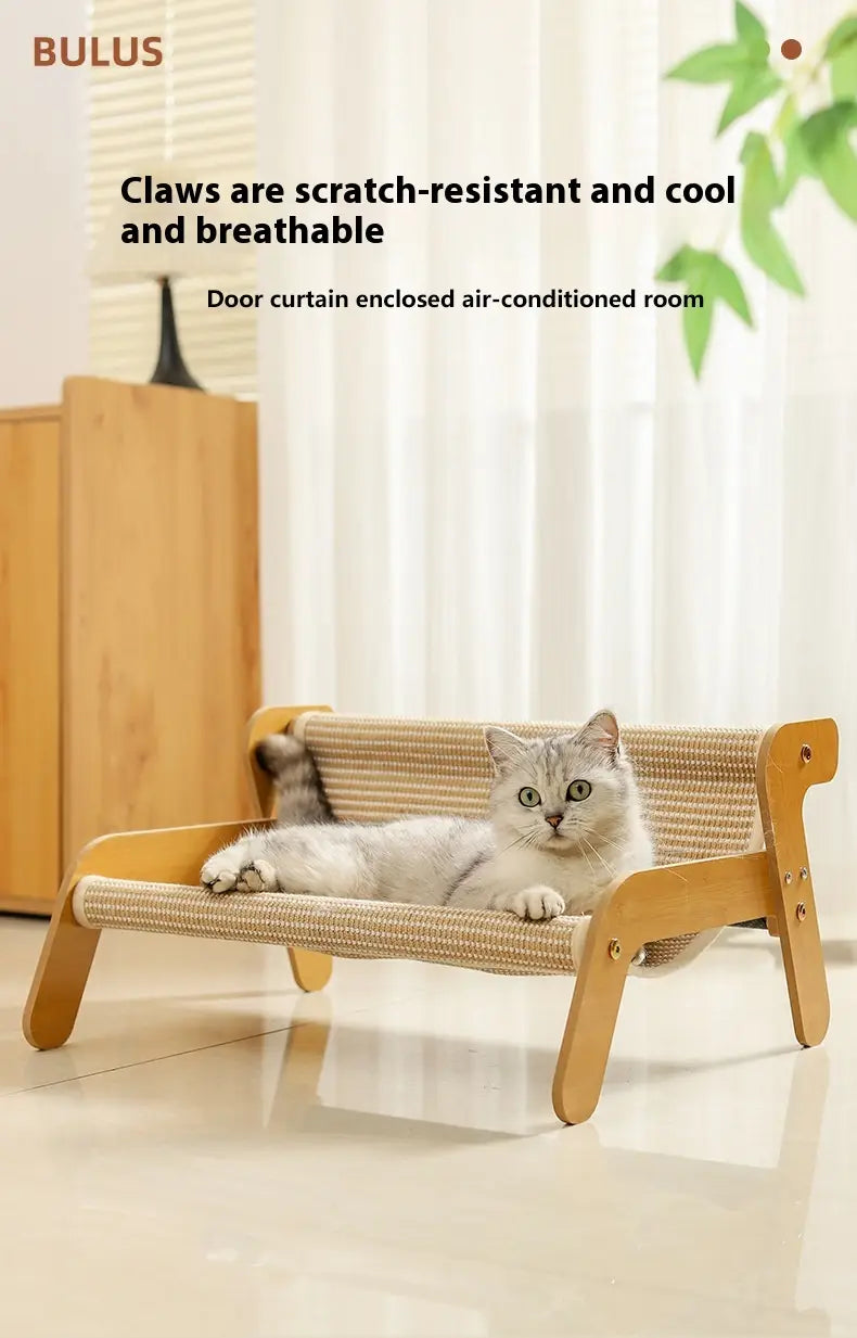 Gato atigrado gris claro descansando en una cama tipo nido reclinable con estructura de madera y una esterilla de rascado de sisal trenzado, estilo sillón reclinable de ratán.