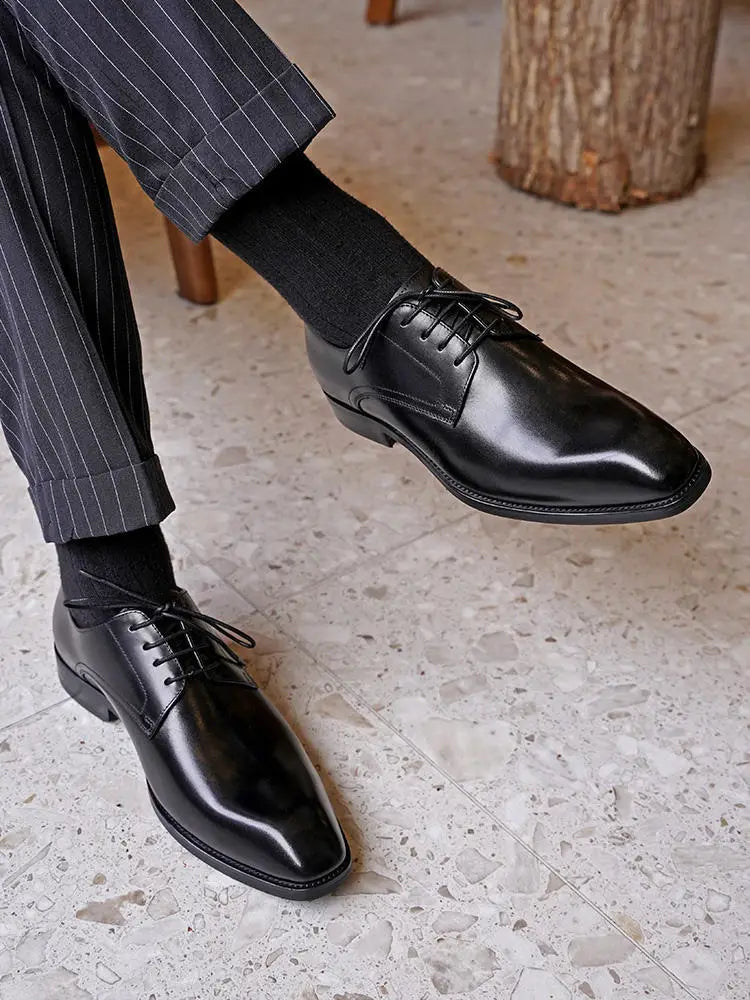 Schwarze Herren-Oxfordschuhe aus Leder mit eckiger Kappe, beschichtetem Finish, poliertem Look und klassischem Schnürdesign.