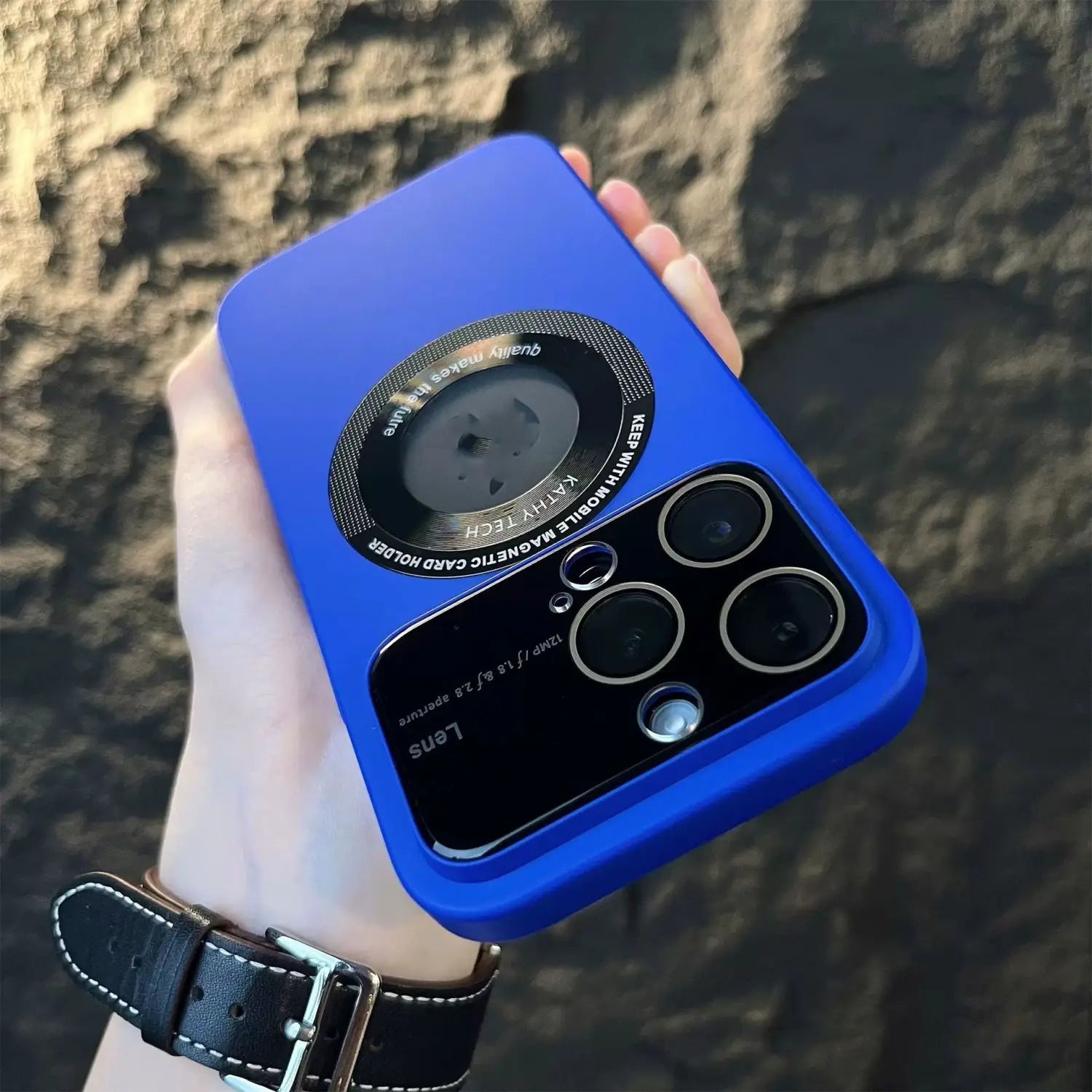 Blaue schützende magnetische Fensterhülle für iPhone 13 Pro Max, von der Rückseite dargestellt, mit einem kreisförmigen Magnetkartenhalter und präzisem Kameramedausschnitt.