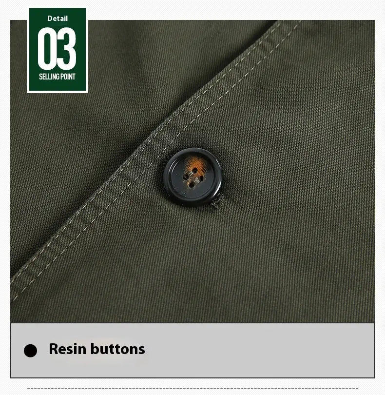 Schwarzer Resin-Knopf mit leicht abgenutztem, orange getöntem Zentrum an einem Herren-Übergrößen-Baumwoll-Freizeitblazer.
