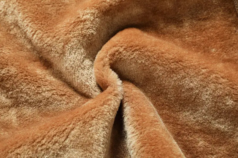 Veste en denim doublée de polaire d’hiver pour homme, en peau de mouton, présentant un tissu en fausse fourrure beige moelleuse et chaude, avec une surface douce texturée.