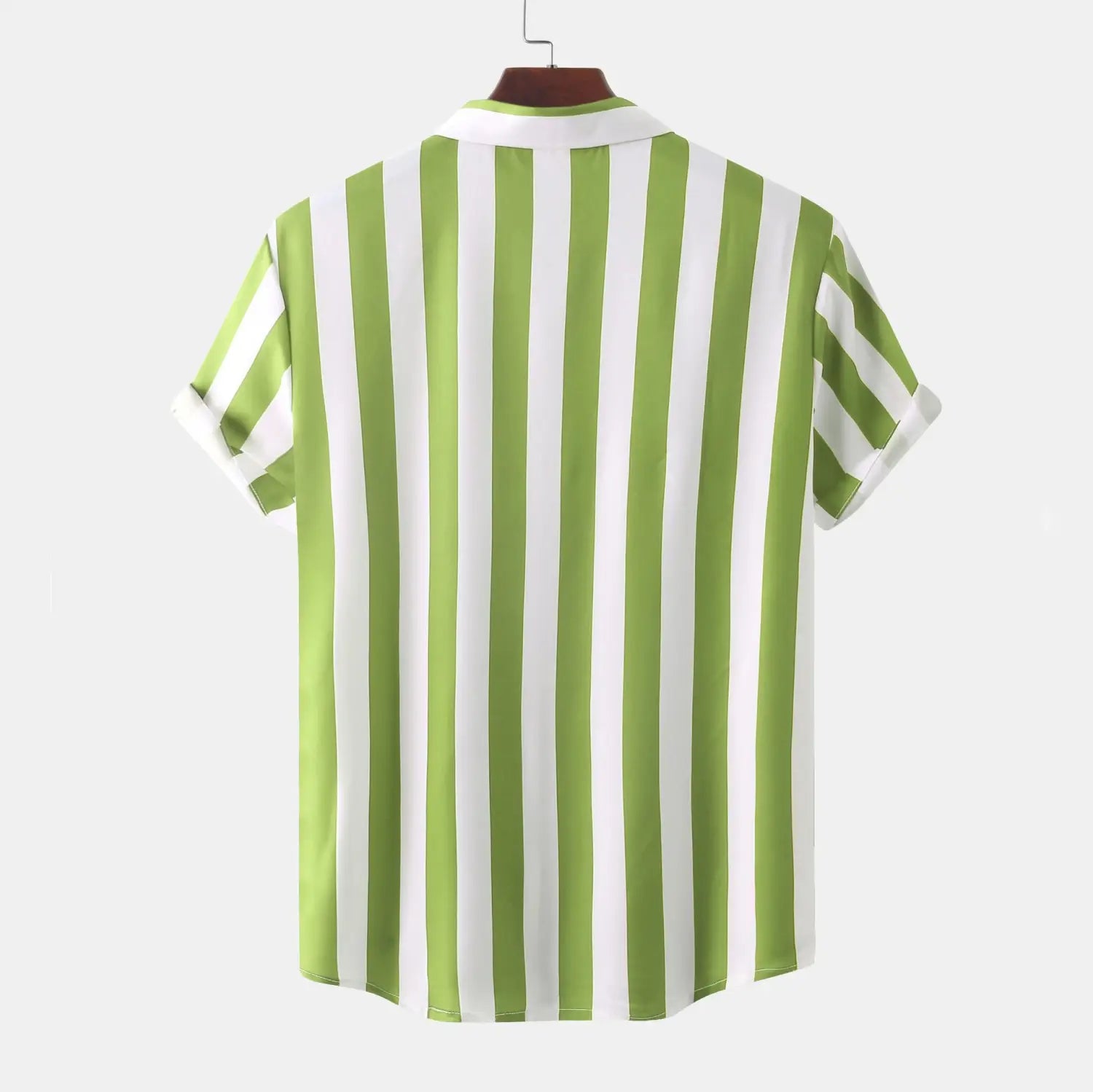 Chemise pour homme à rayures, à manches courtes, boutonnée sur le devant, avec des rayures verticales vert citron et blanc affichées sur un cintre en bois.