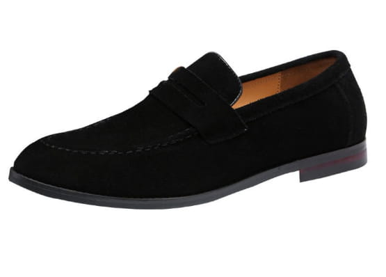 Herren-Wildleder-Pennyloafers in Schwarz mit einer weich strukturierten Oberfläche und kontrastierendem beigen Innenfutter sind trendige Slip-On-Schuhe.
