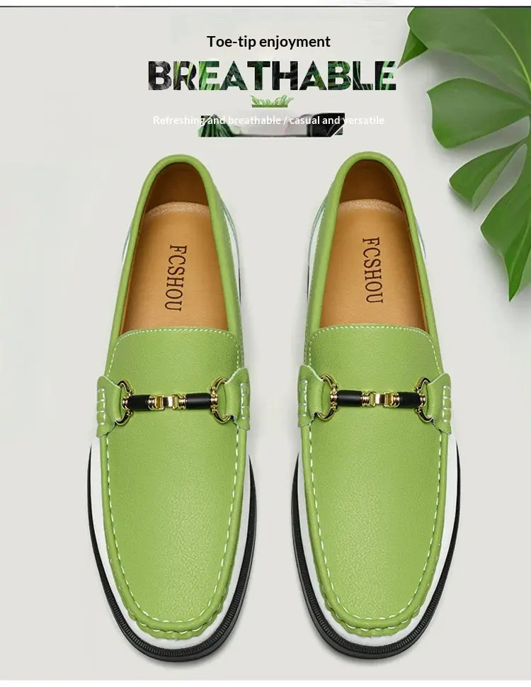 Mocassins décontractés en cuir vert vif pour homme à mors de cheval avec une boucle noire et dorée.