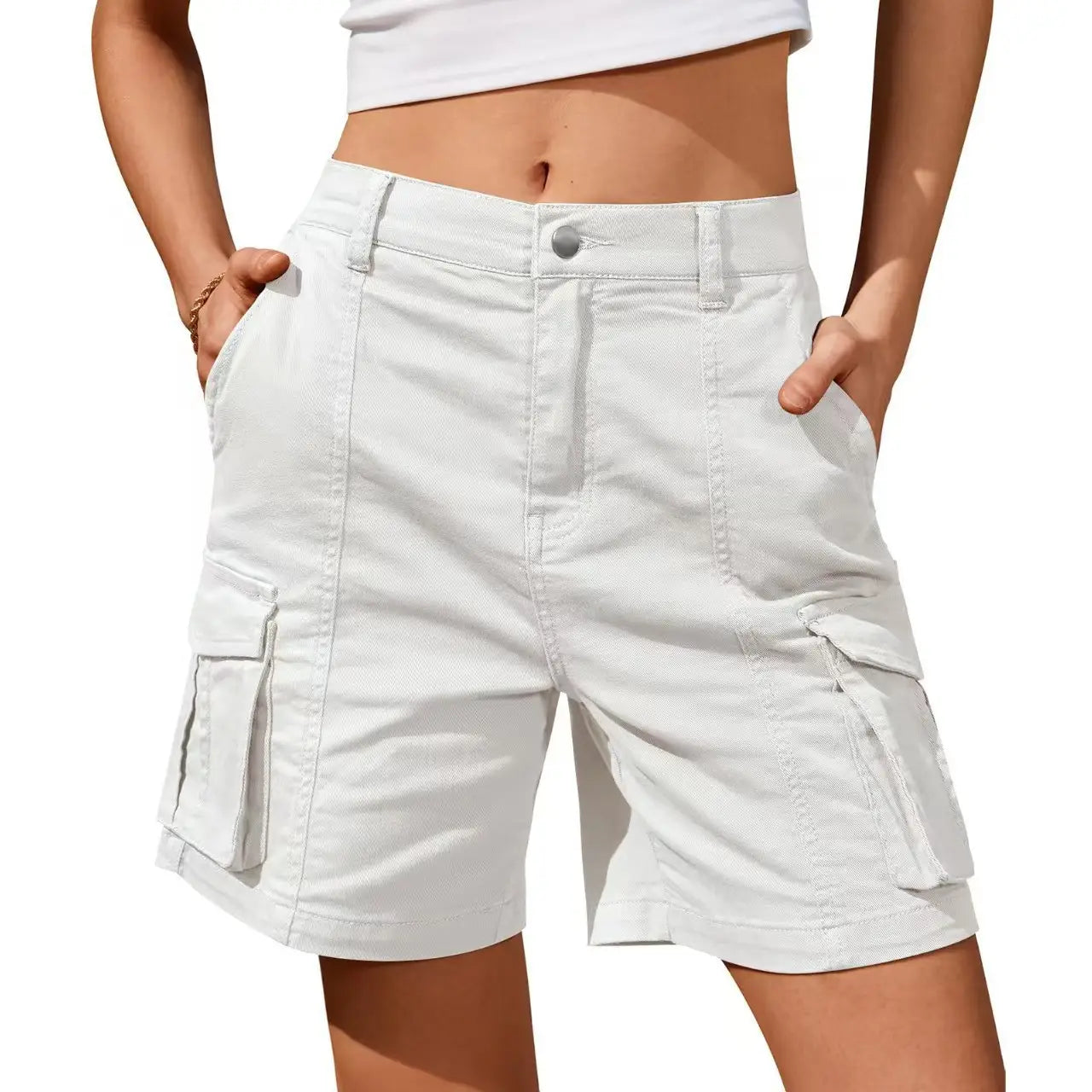 Bermudas cargo blancs pour femmes comportant plusieurs poches, une fermeture par bouton et une conception décontractée à taille élastique.