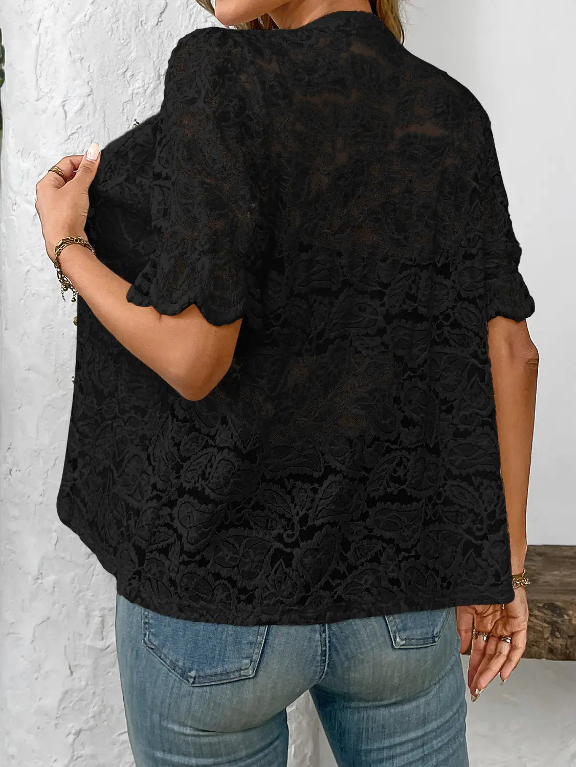 Haut cape en dentelle florale noire pour femmes, à manches courtes, conçu pour une tenue d’été décontractée.
