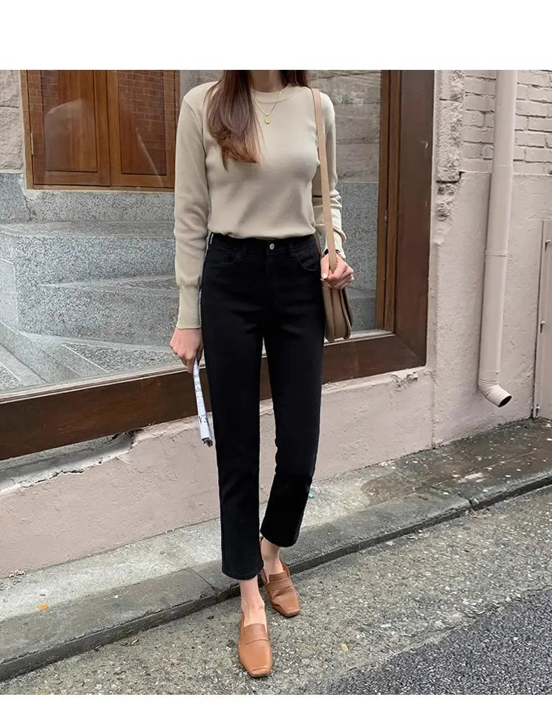 Schwarze Samtgefütterte High-Waist-Jeans-Leggings in schwarzem, gekürztem Denim, von der Rückseite gezeigt