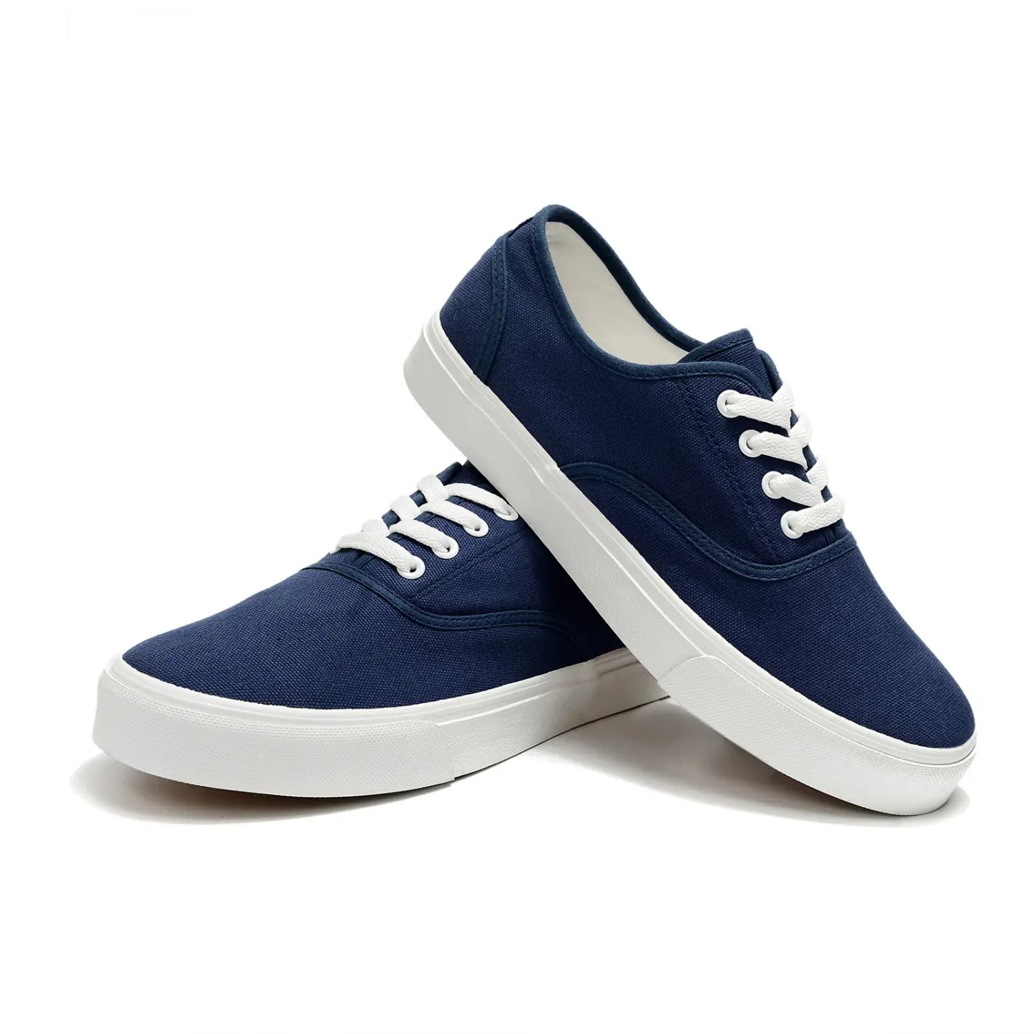 Baskets décontractées basses en toile bleu marine pour femmes à laçage, avec des lacets blancs et une épaisse semelle en caoutchouc blanche.