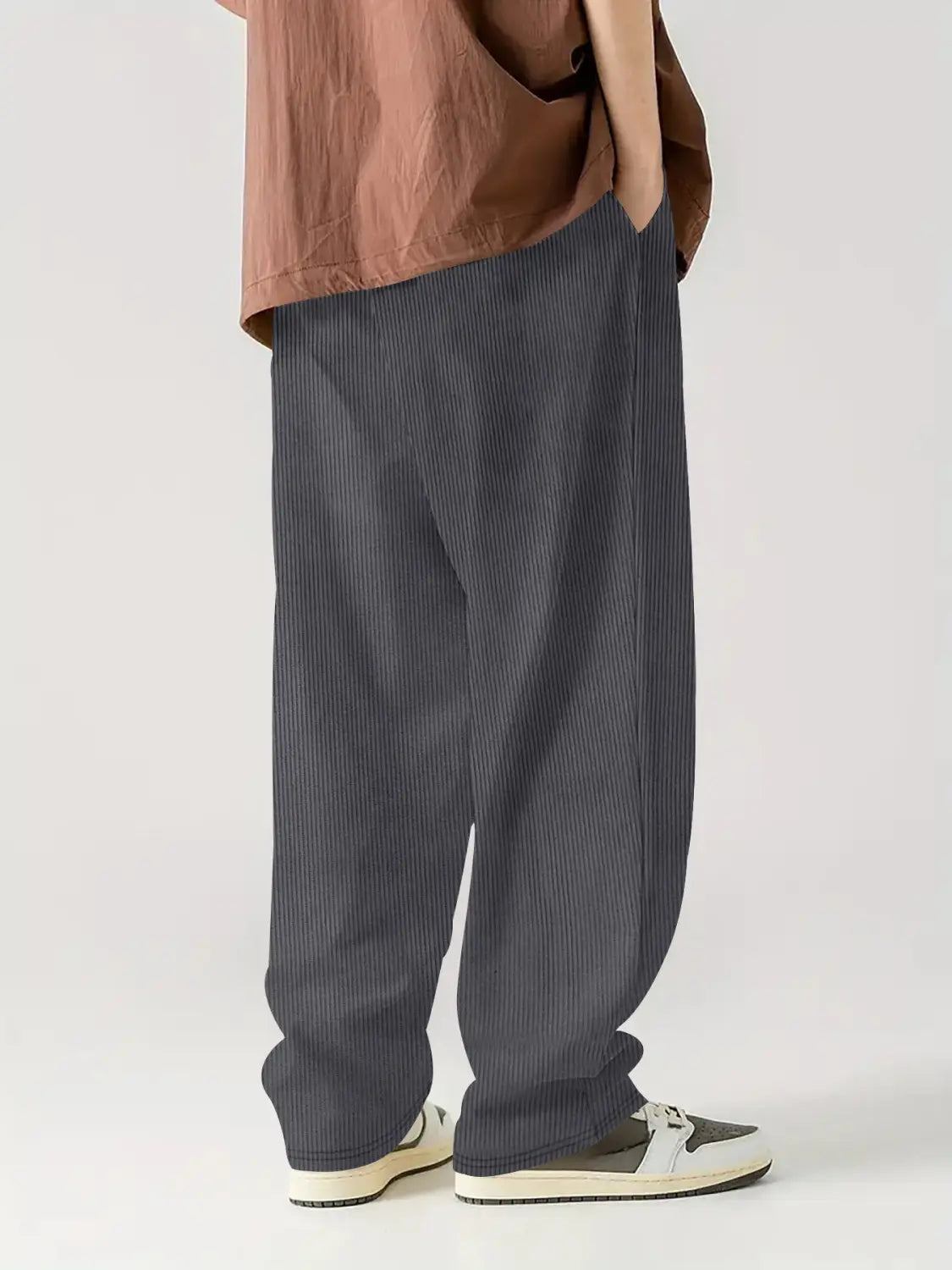 Pantalones casuales rectos de pana gris oscuro con cordón, textura acanalada vertical y un ajuste holgado relajado